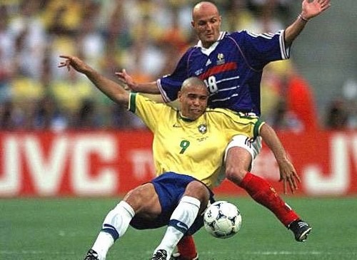 بهترین بازیکن جام جهانی 1998 چند گل به ثمر رساند؟